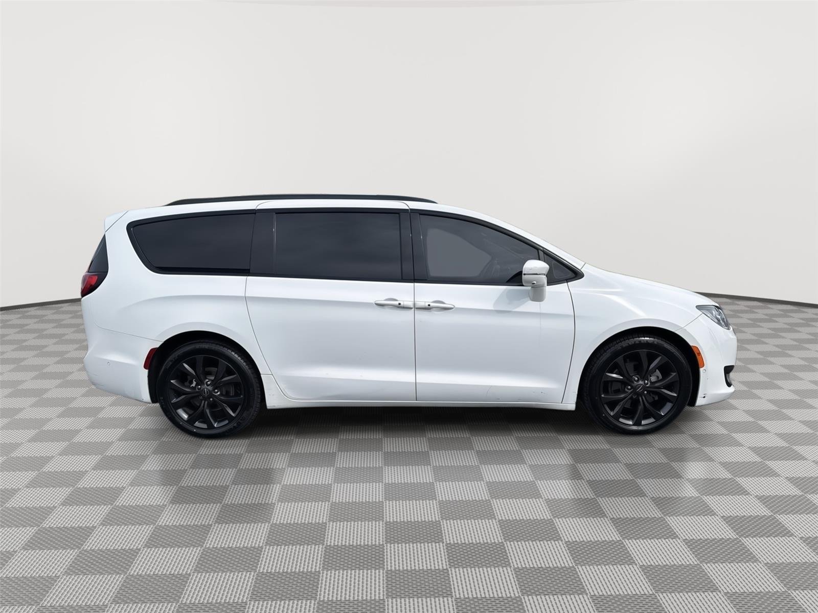 Used 2018 Bright White Clearcoat Chrysler Limited image 15