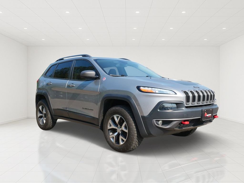 Used 2017 Silver Jeep Trailhawk image 1