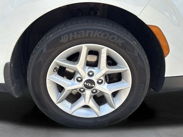Used 2023 White Kia S image 29
