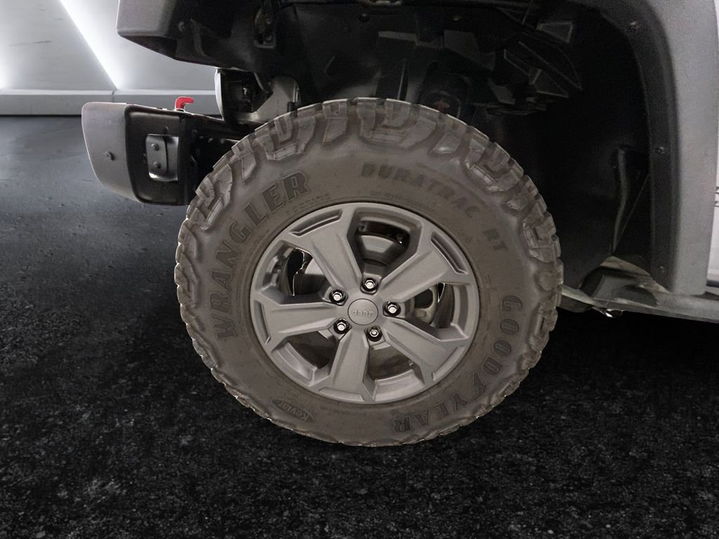 Used 2017 Silver Jeep Unlimited Rubicon Recon image 27