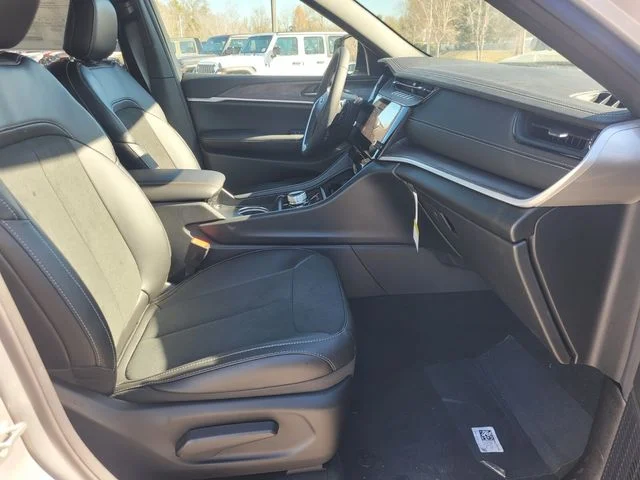 New 2026 Silver Zynith Exterior Paint Jeep Altitude image 14