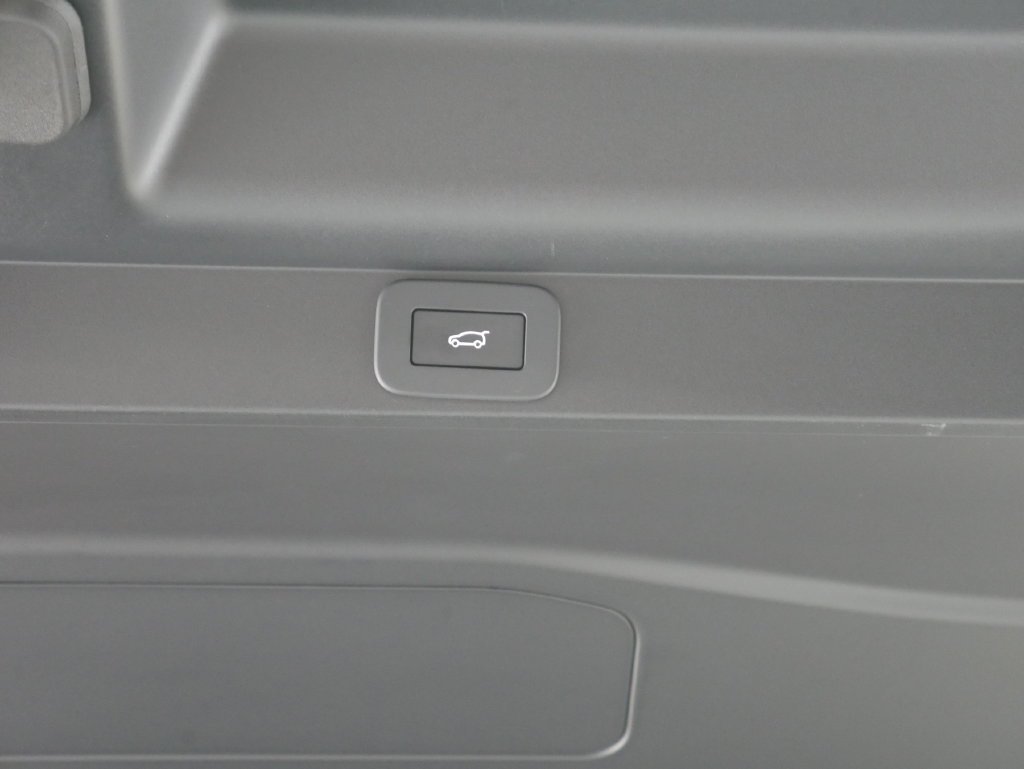 Used 2025  Land Rover Autobiography image 18