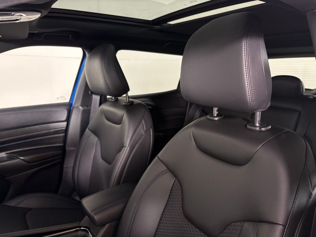 New 2026 Hydro Blue Pearl-Coat Exterior Paint Jeep Latitude image 19