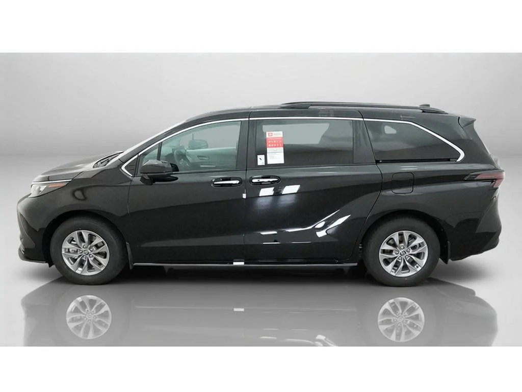New 2026 Midnight Black Metallic Toyota XLE image 3