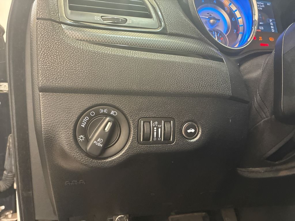 Used 2014 White Chrysler S image 20