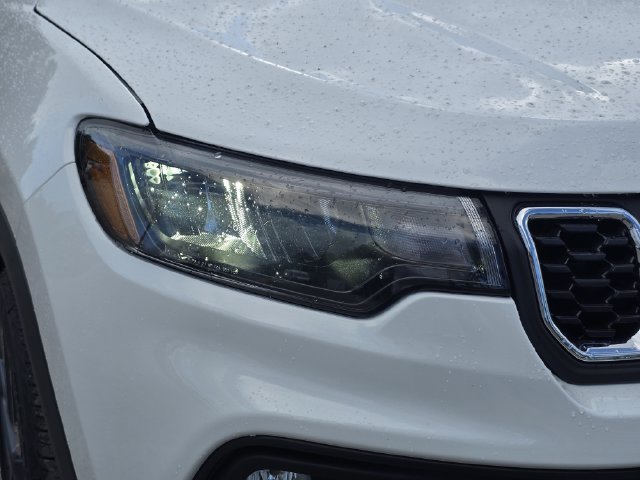New 2026 Bright White Clear-Coat Exterior Paint Jeep Latitude image 7