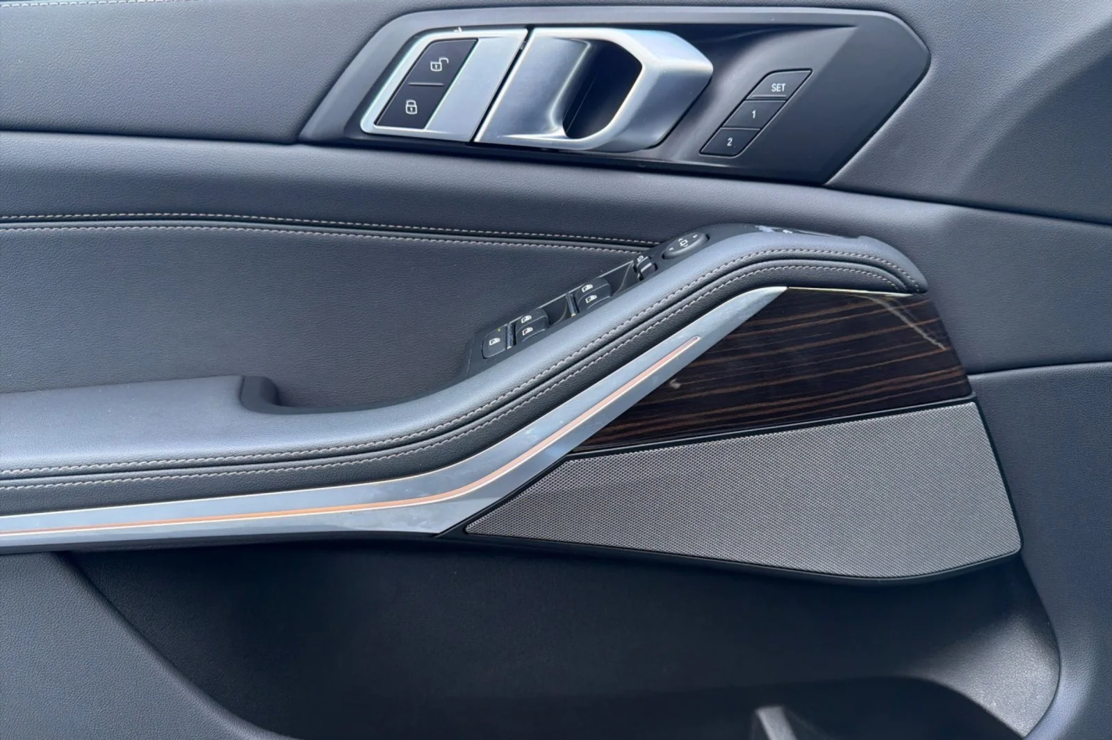 Used 2025 Skyscraper Grey Metallic BMW xDrive40i image 10