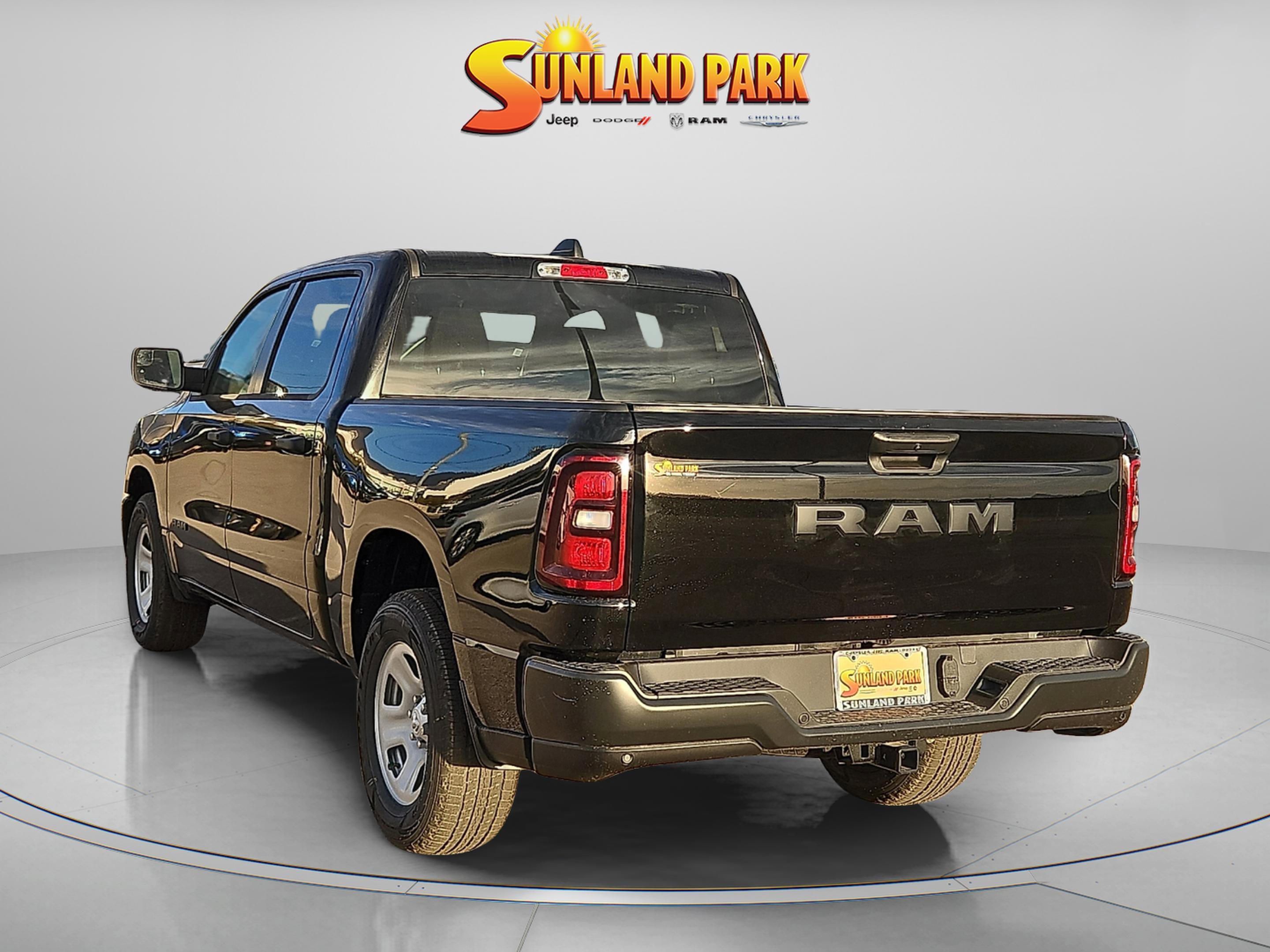New 2026 Diamond Black Crystal Pearl-Coat Exterior Paint RAM Tradesman image 4