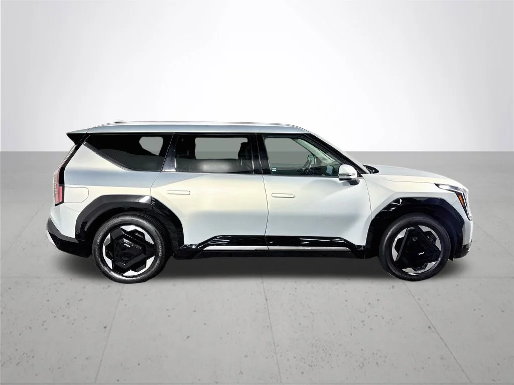 Used 2024 Ivory Kia Land image 5