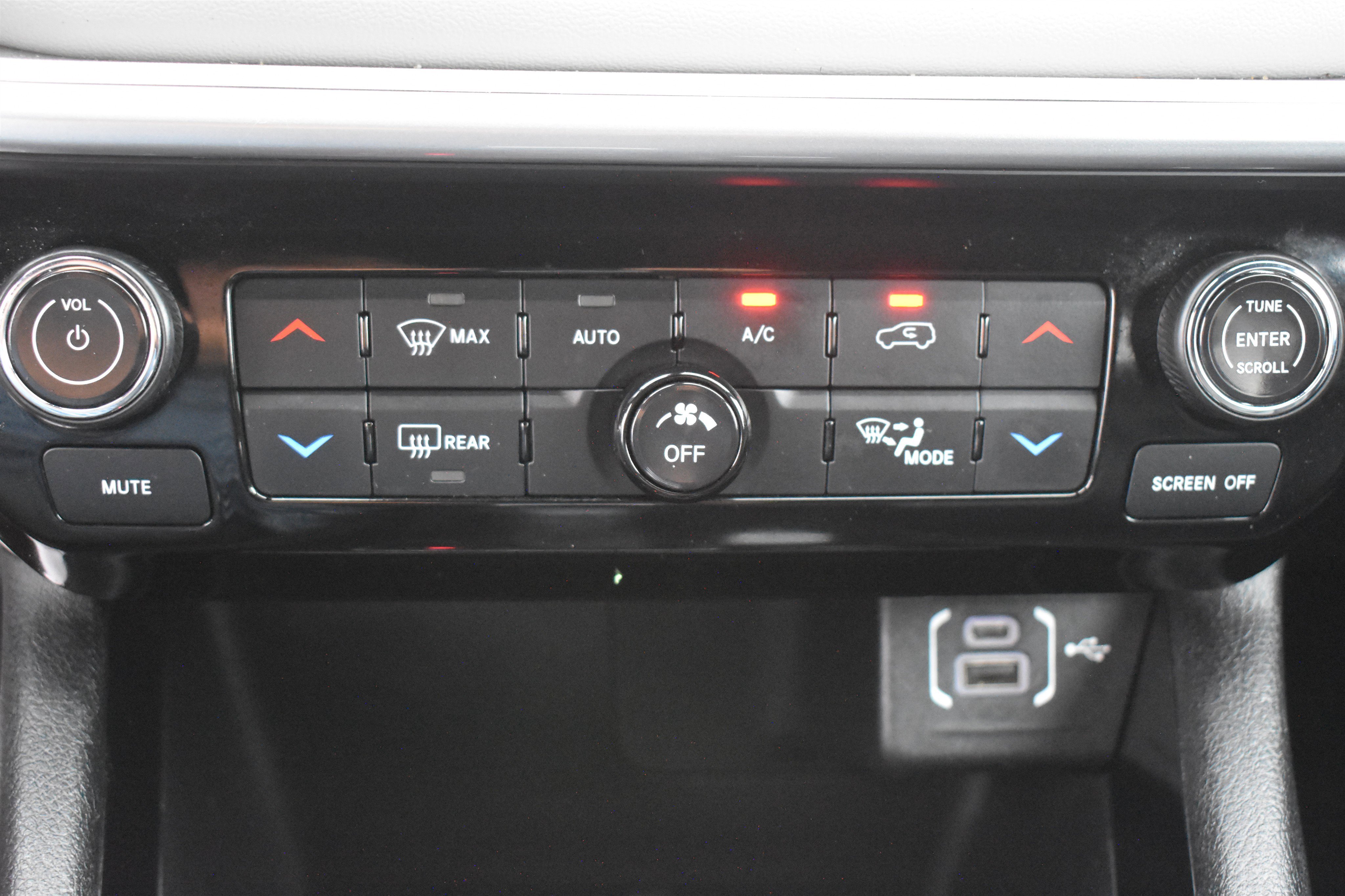 Used 2025 Hydro Blue Pearlcoat Jeep Limited image 27