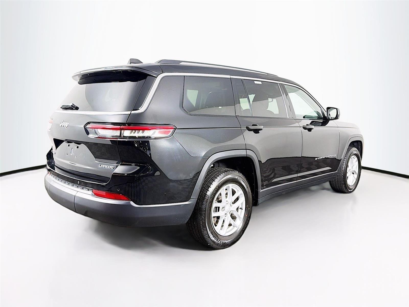 Used 2023  Jeep Laredo image 11