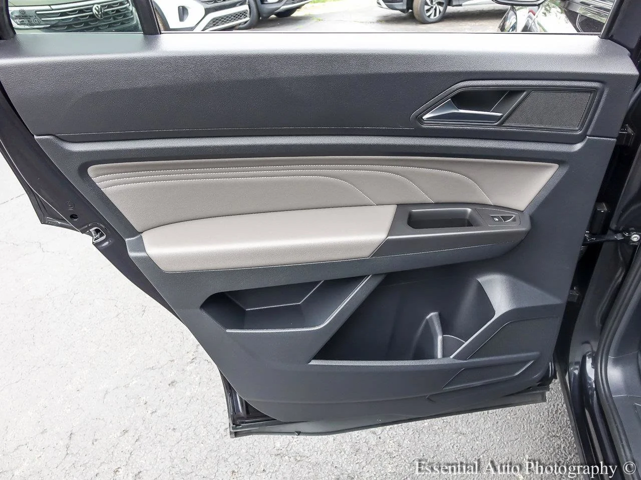 Used 2023 Deep Black Pearl Volkswagen 3.6L V6 SE w/Technology image 18