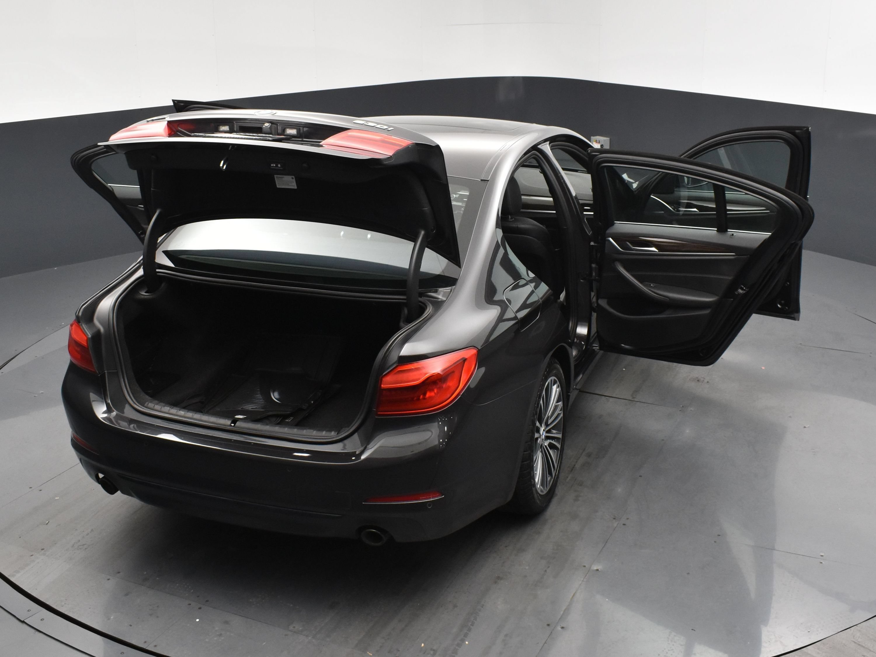 Used 2019 Dark Graphite Metallic BMW 530i xDrive image 24