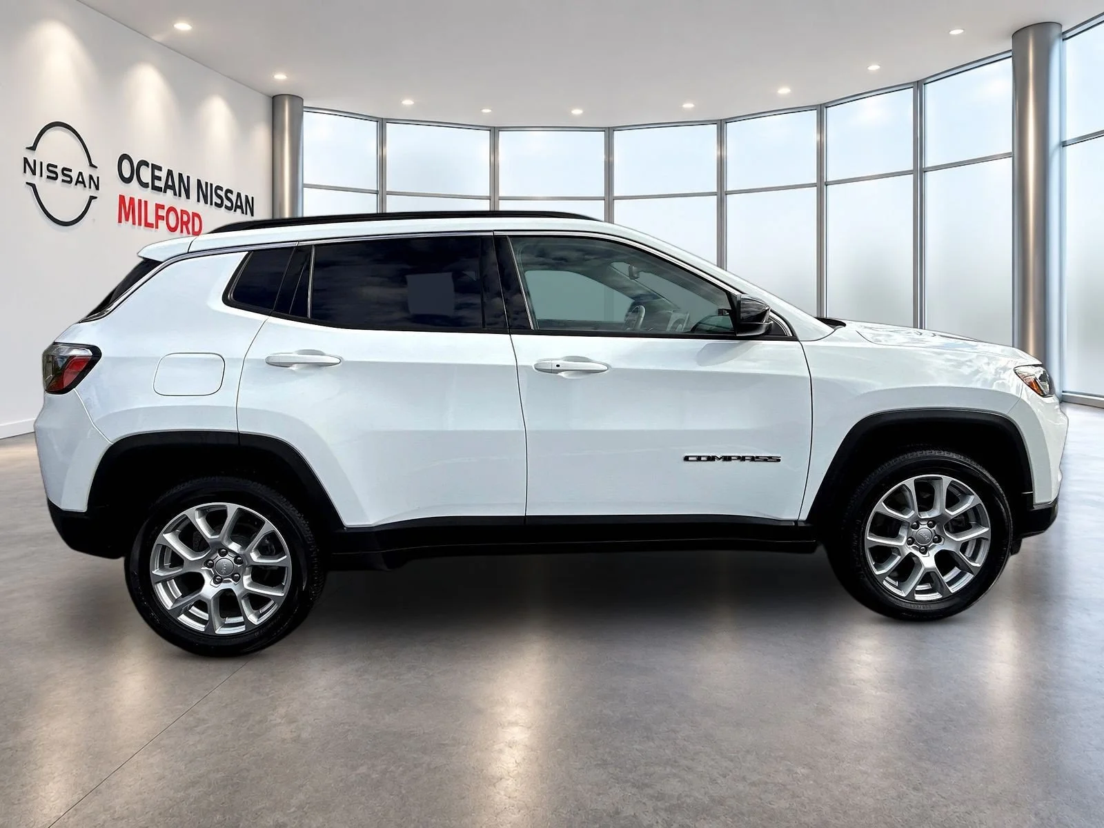 Used 2023 Bright White Clearcoat Jeep Latitude Lux image 4