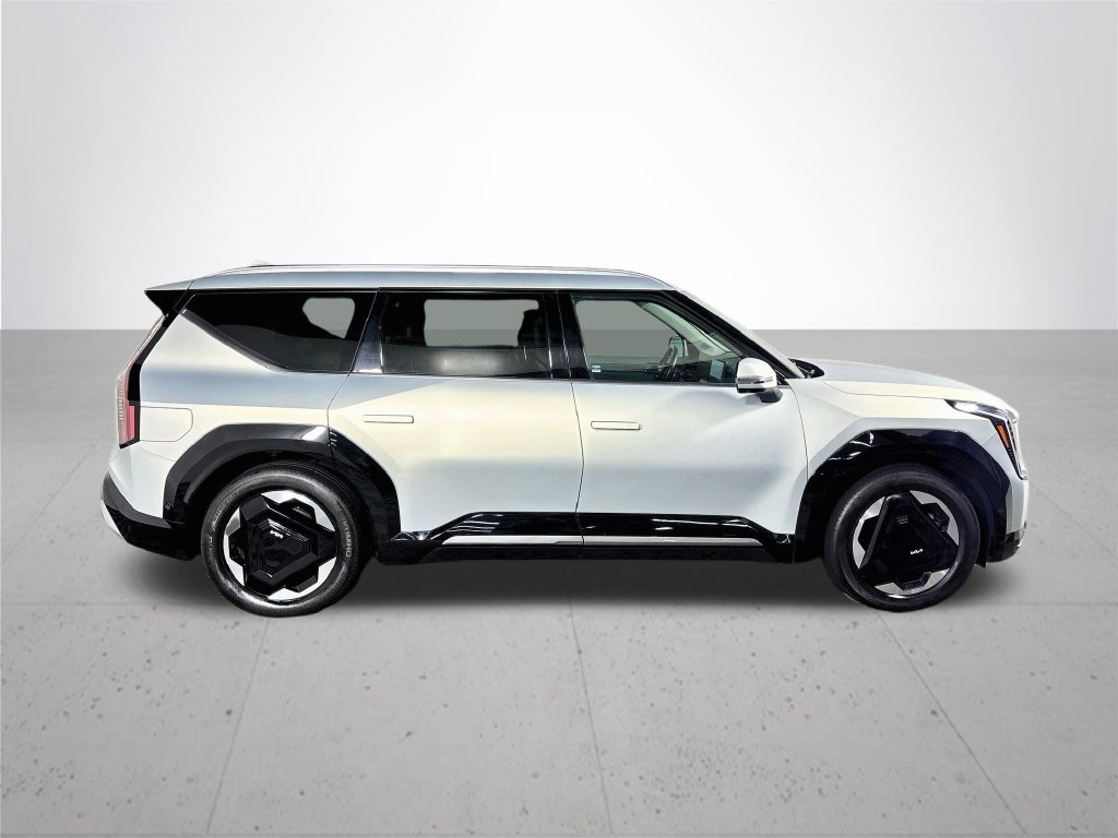 Used 2024 White Kia Land image 5