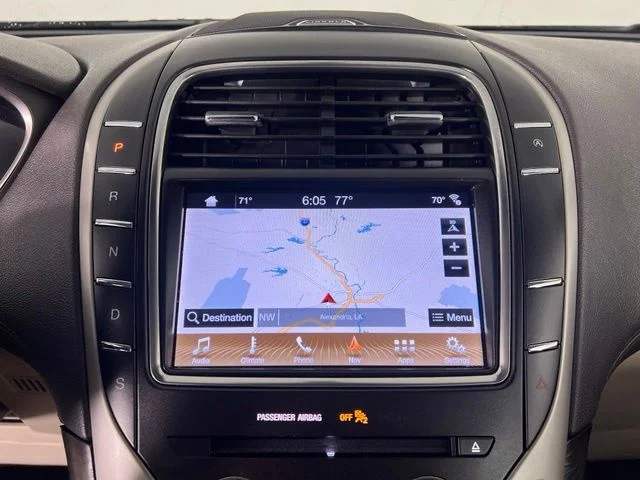 Used 2019 Brown Lincoln Select image 24