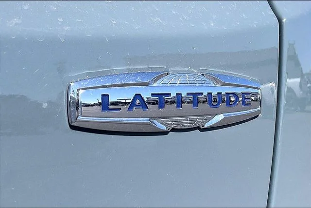 Used 2018 Gray Jeep Latitude image 34