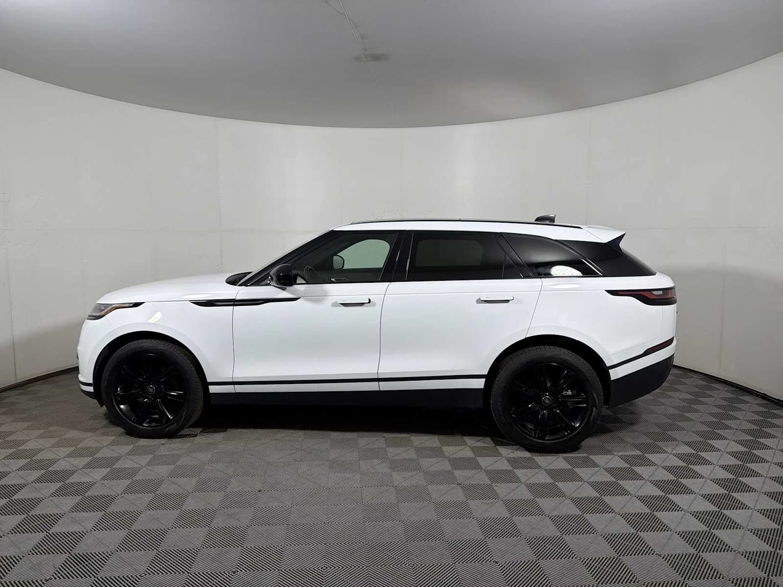 Used 2022  Land Rover S image 4