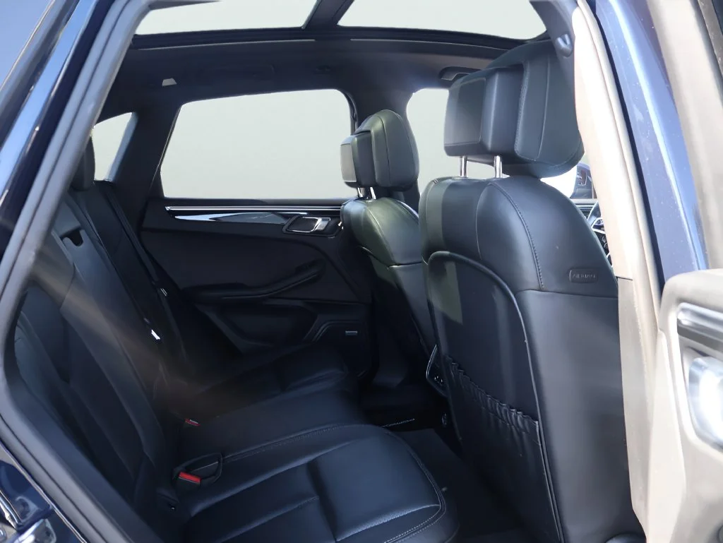 Used 2018  Porsche Base image 11