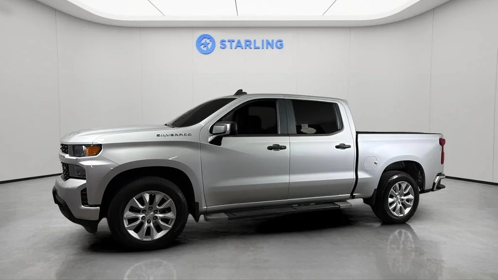 Used 2022 Silver Ice Metallic Chevrolet Custom image 3