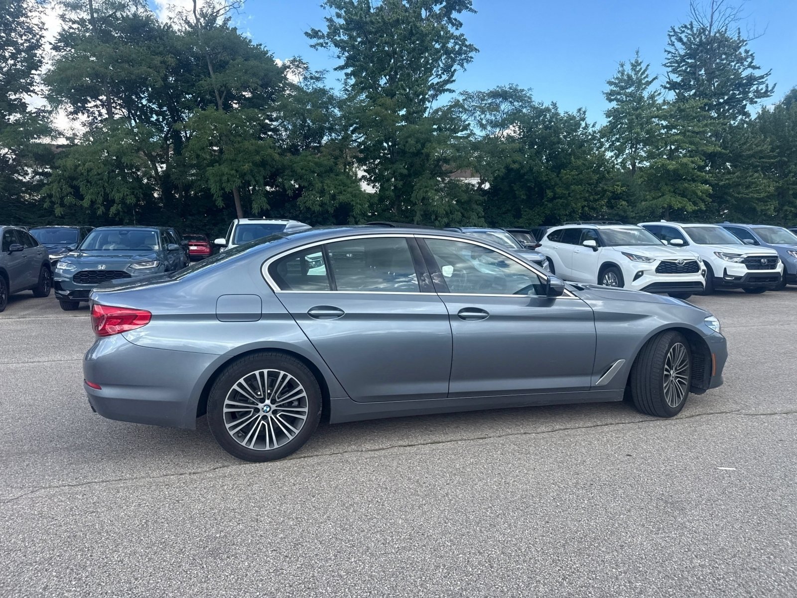 Used 2019 Bluestone Metallic BMW 530i xDrive image 31