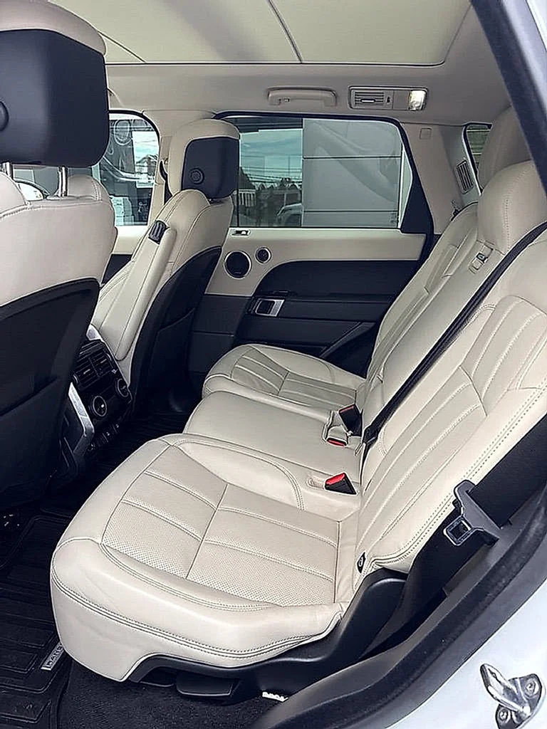 Used 2021  Land Rover HSE Silver Edition image 6