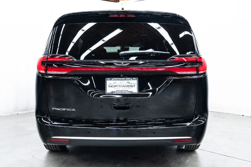 New 2027 Diamond Black Crystal Pearl-Coat Exterior Paint Chrysler Select image 5