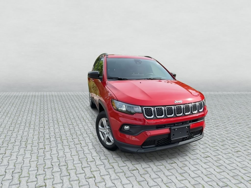 Used 2024  Jeep Latitude image 2