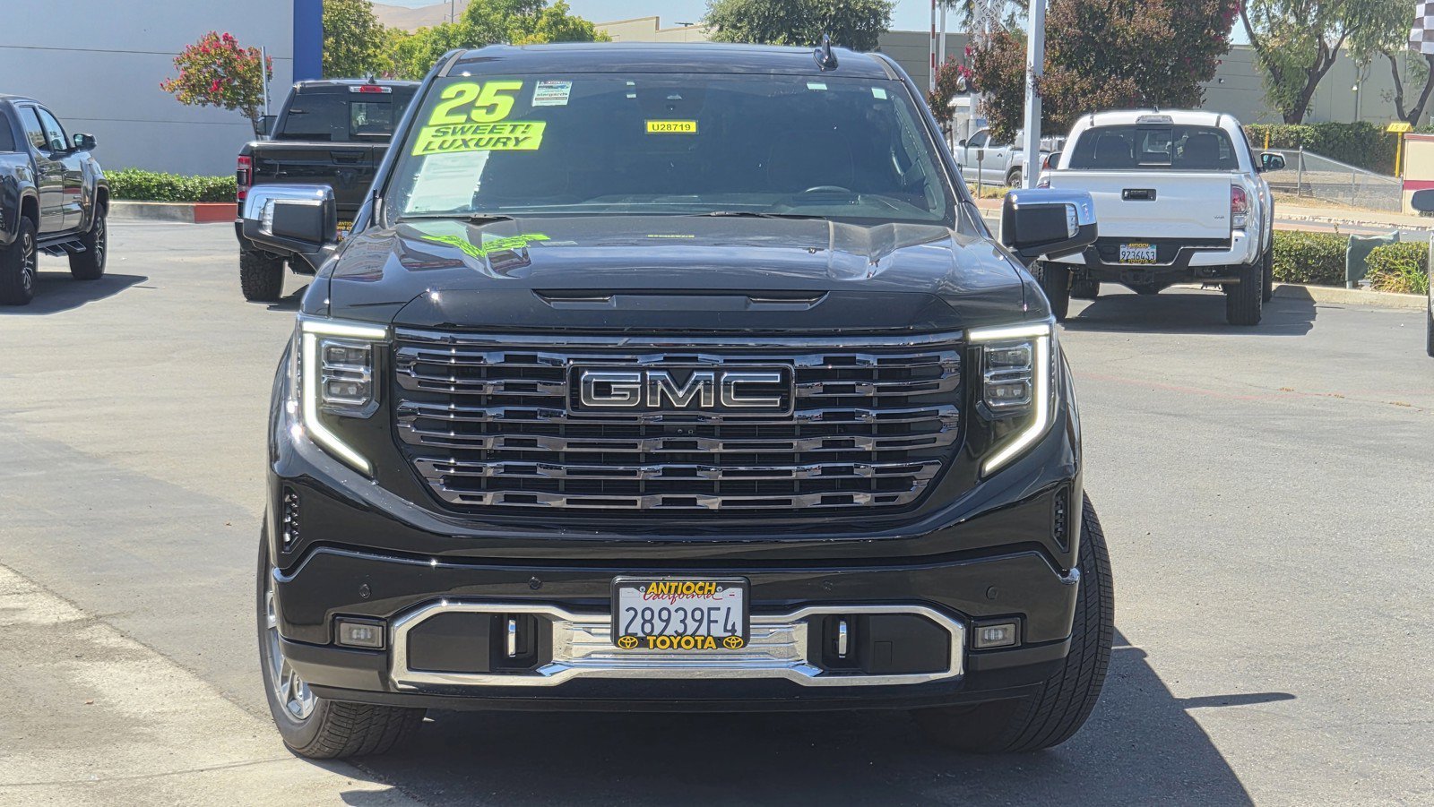 Used 2025 Onyx Black GMC Denali Ultimate image 2