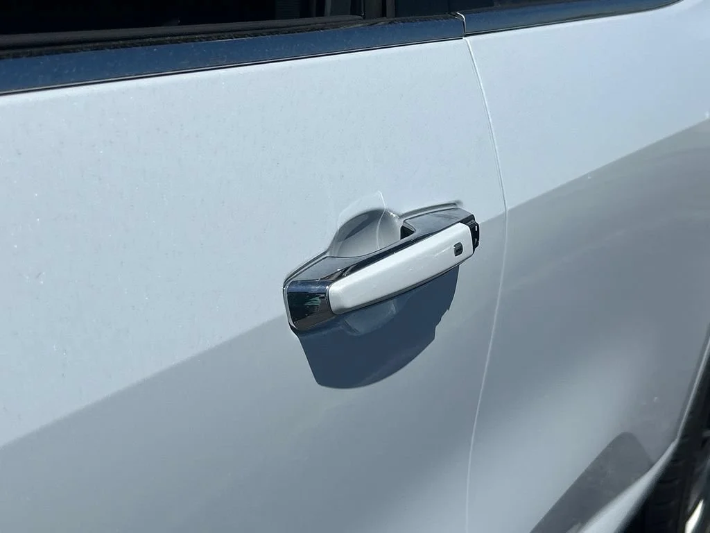 New 2026 Iridescent White Tricoat Buick Avenir image 15