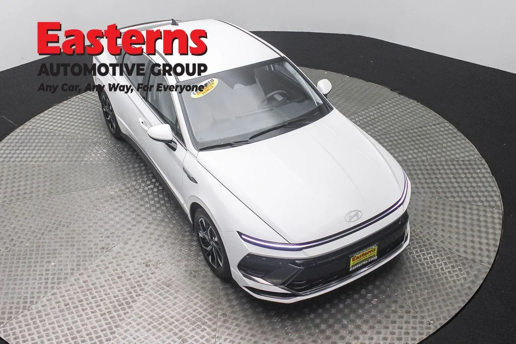 Used 2025 White Hyundai SEL image 3