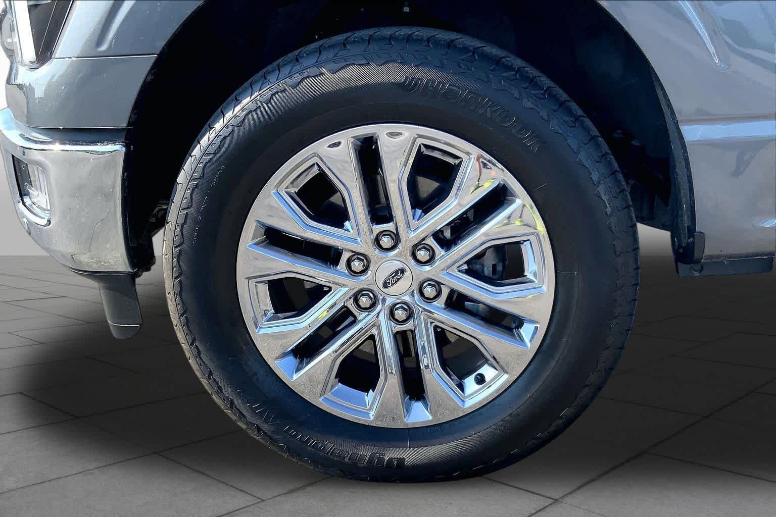 Used 2024 Carbonized Gray Metallic Ford LARIAT image 11