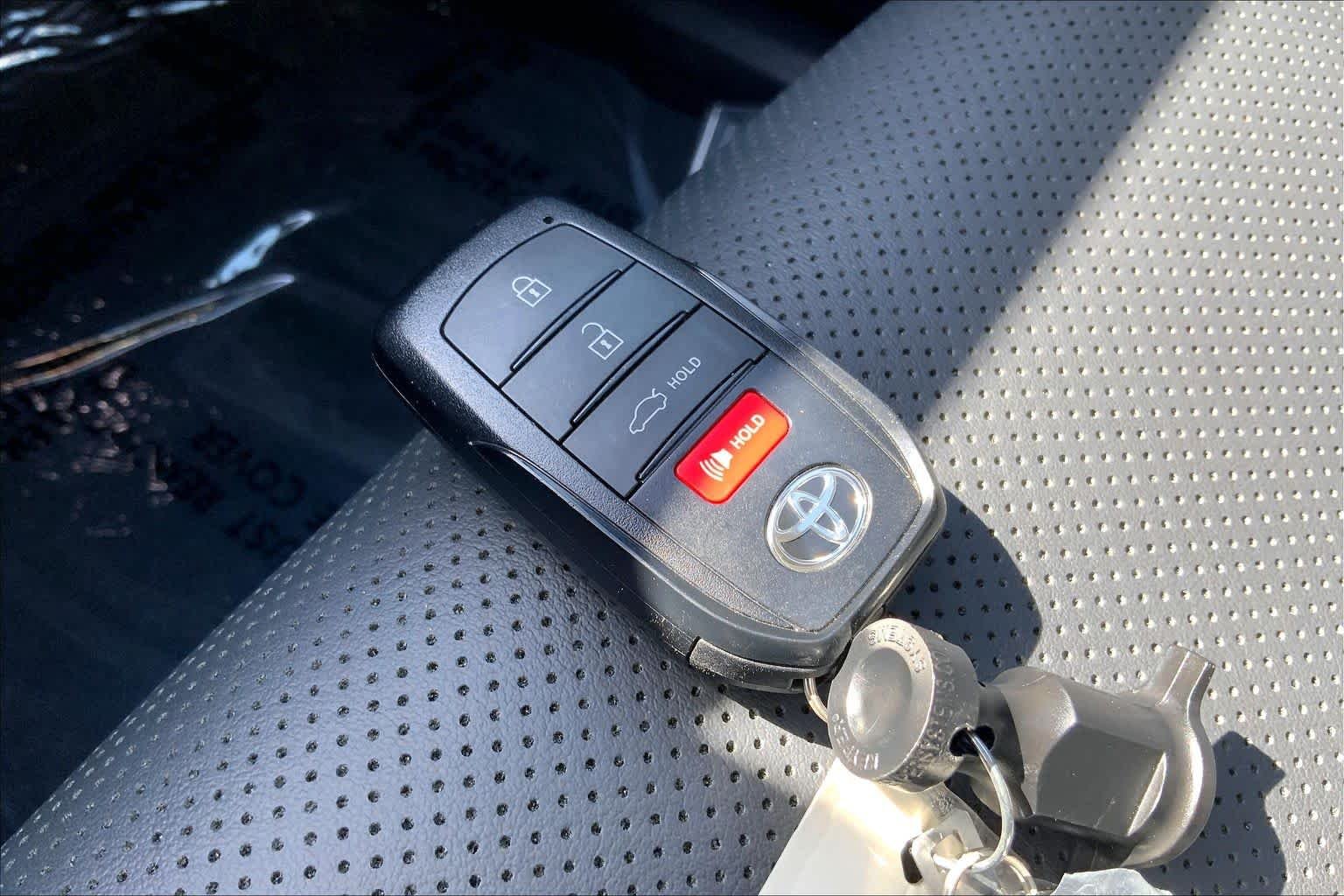 2026 Toyota Crown XLE - Photo 14