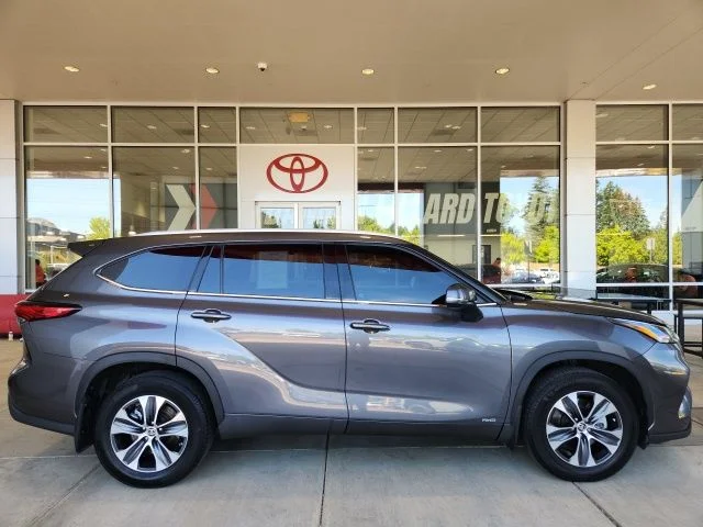 Used 2022 Gray Toyota XLE image 3