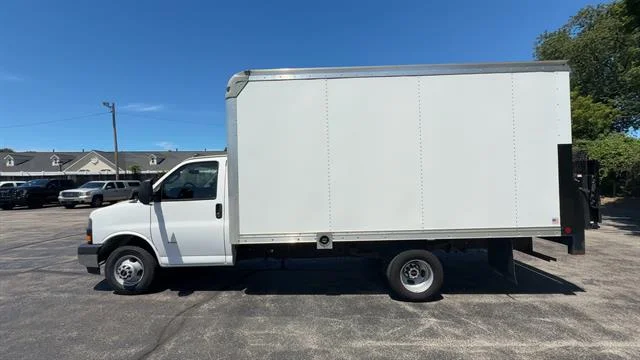 Used 2022 Summit White GMC Gas image 5