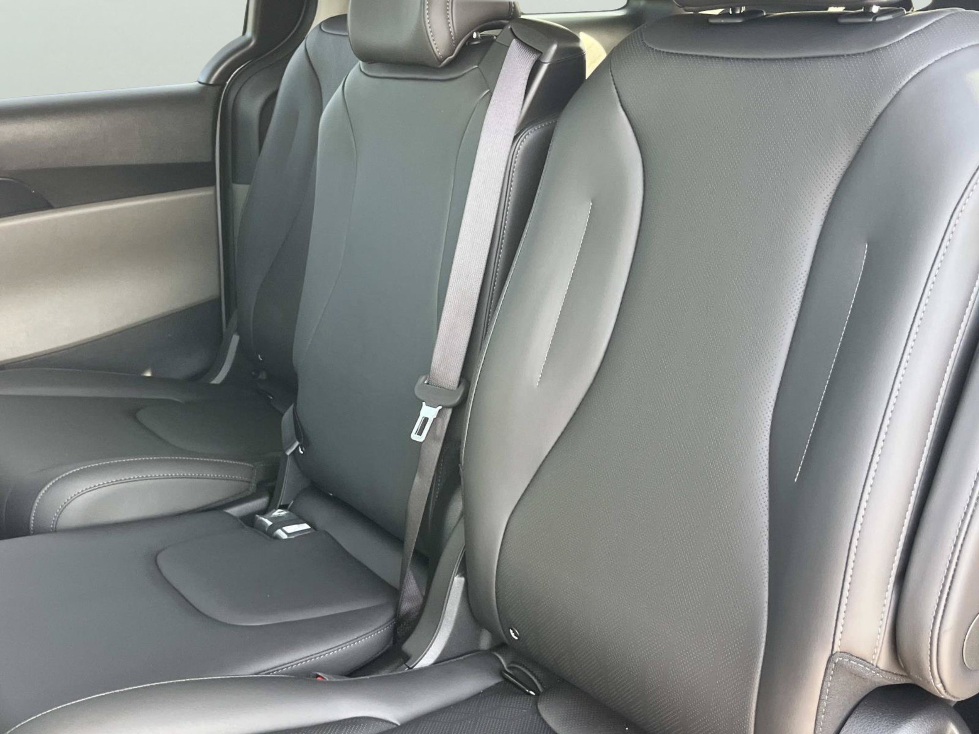 New 2027 Ceramic Silver Kia LXS image 18