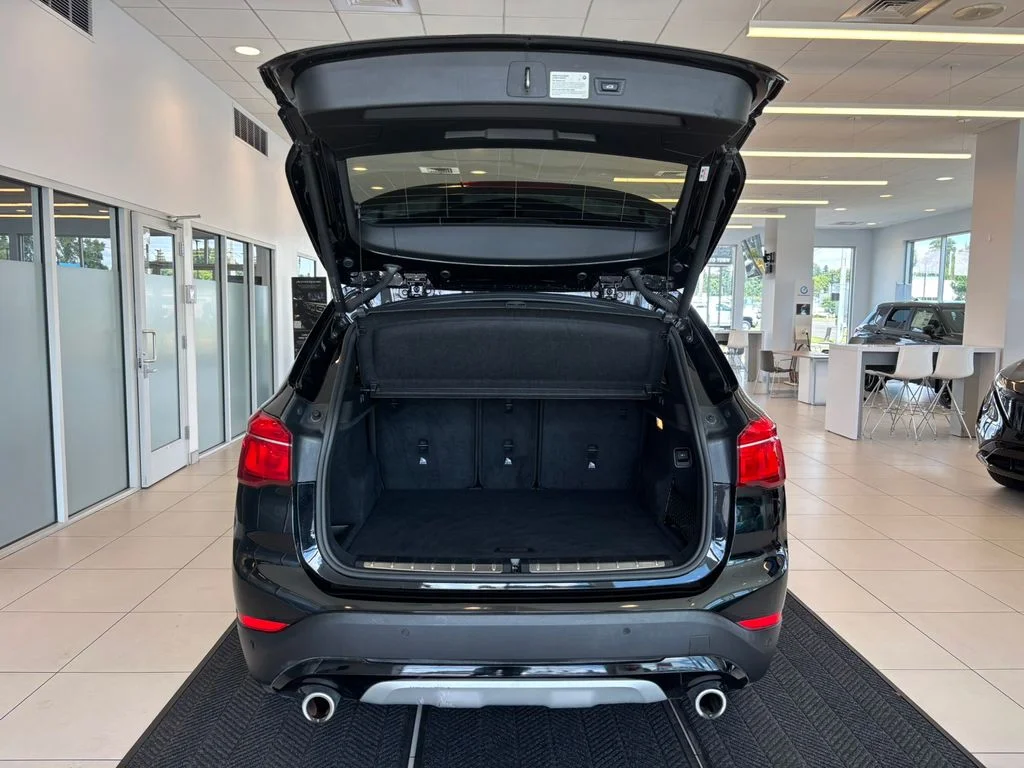 Used 2021 Black BMW xDrive28i image 9