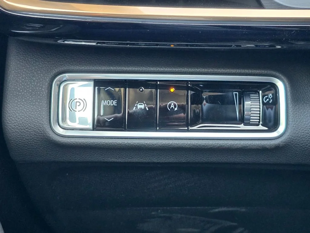 New 2026 Iridescent White Tricoat Buick Avenir image 18