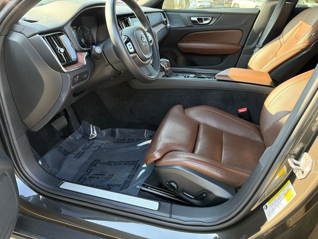 Used 2021 Green Volvo T5 image 9