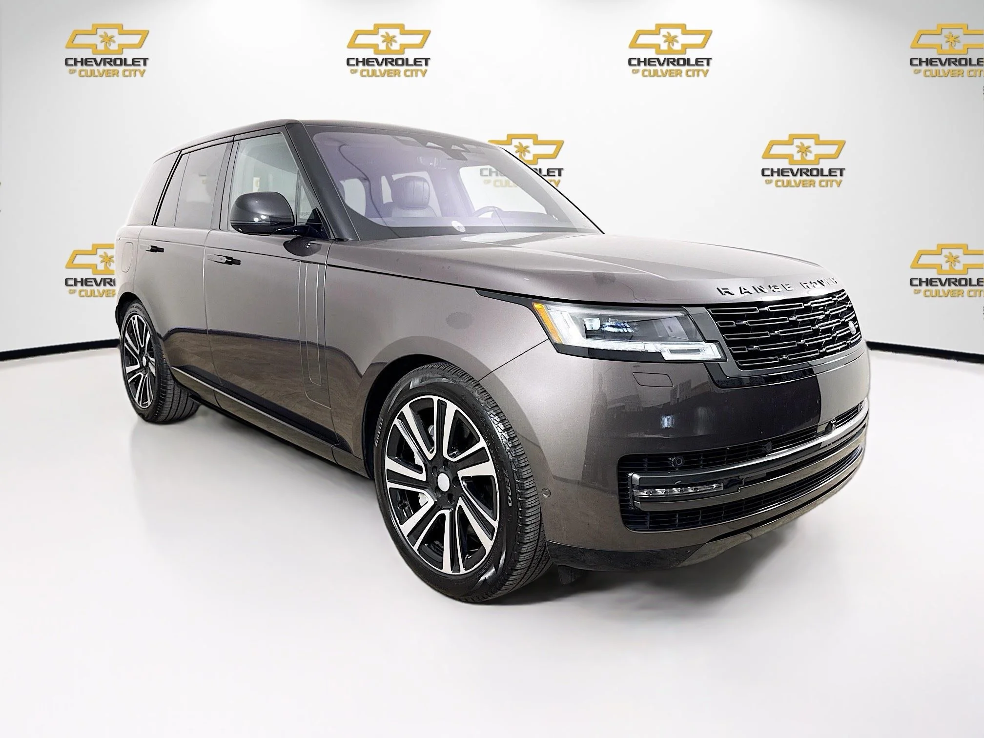 Used 2023 Gray Land Rover SE image 1
