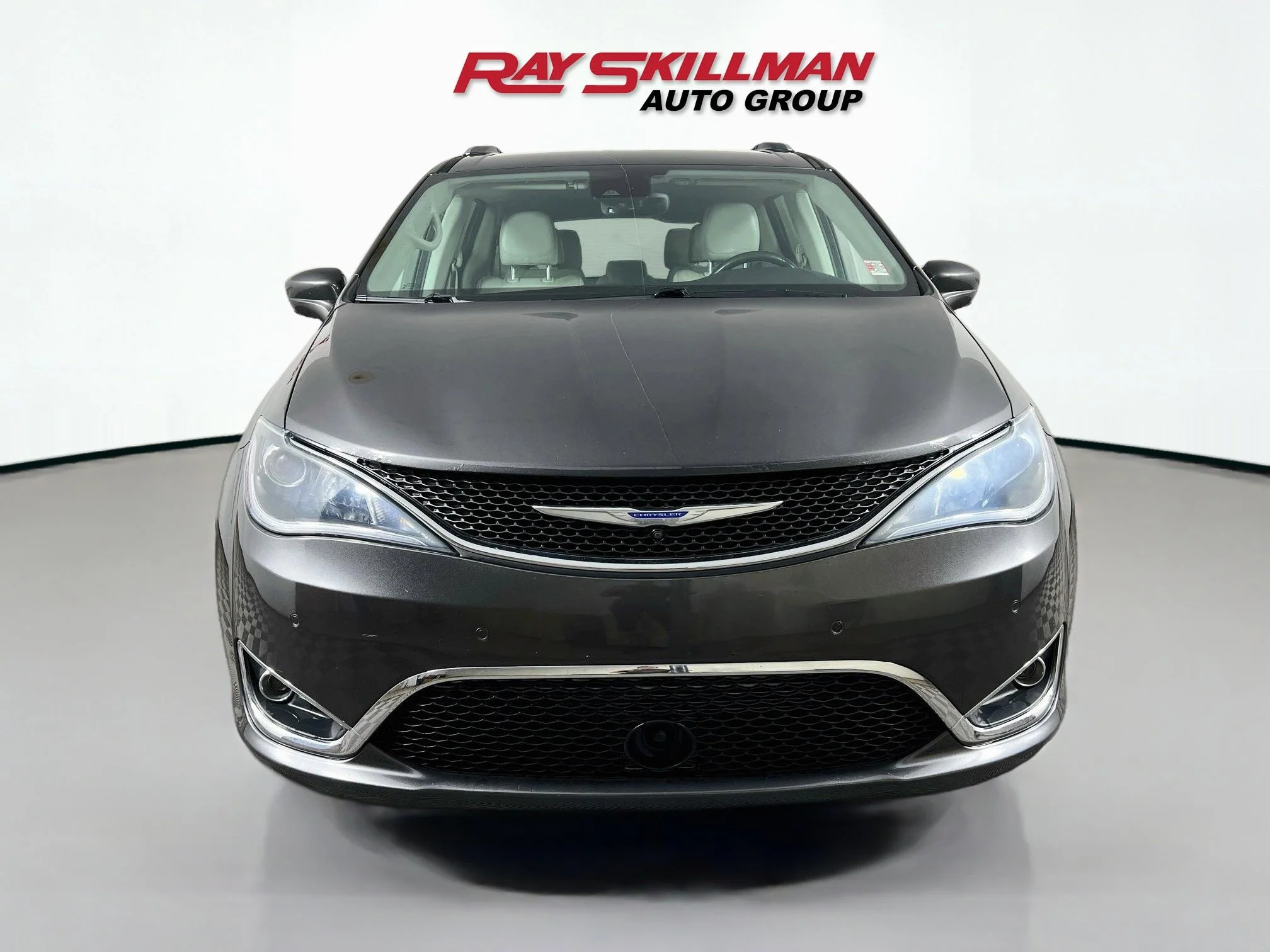 Used 2019 Granite Crystal Metallic Clearcoat Chrysler TOURING L PLUS image 2