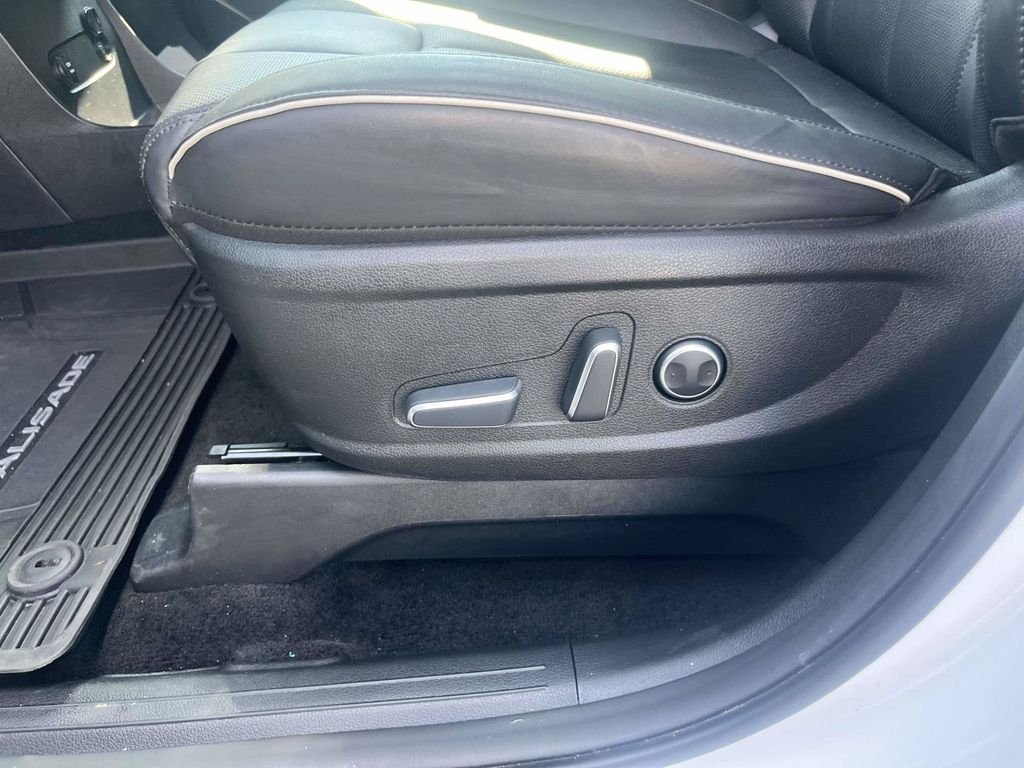 Used 2025 White Hyundai SEL image 16