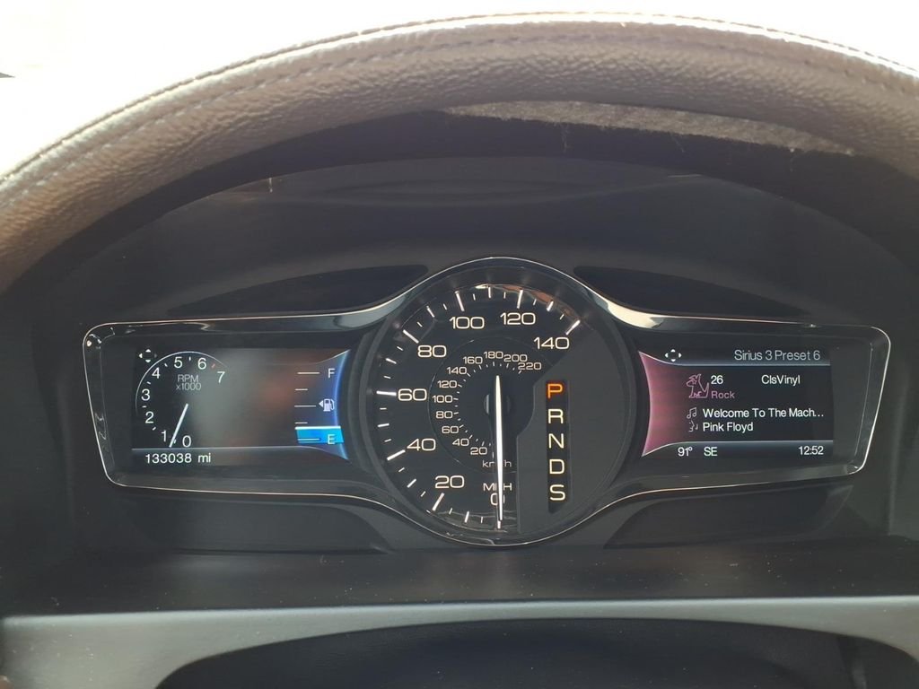 Used 2015 White Lincoln Base image 21