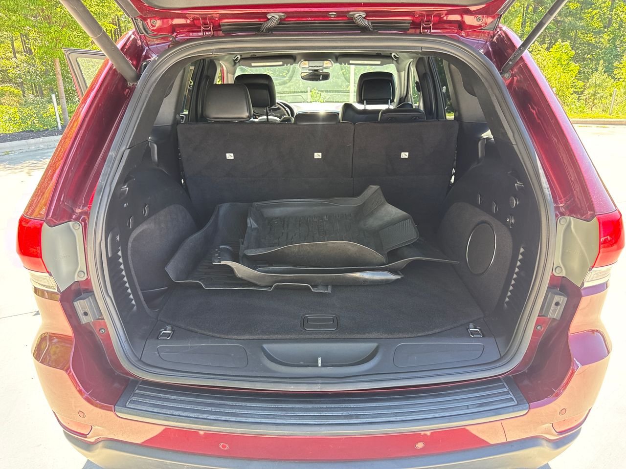 Used 2019 Red Jeep Laredo E image 33