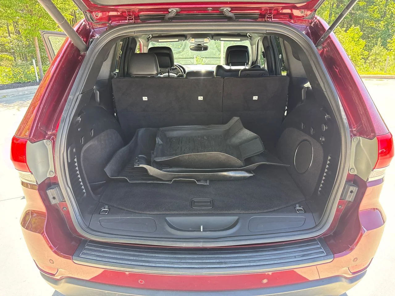 Used 2019 Red Jeep Laredo E image 33