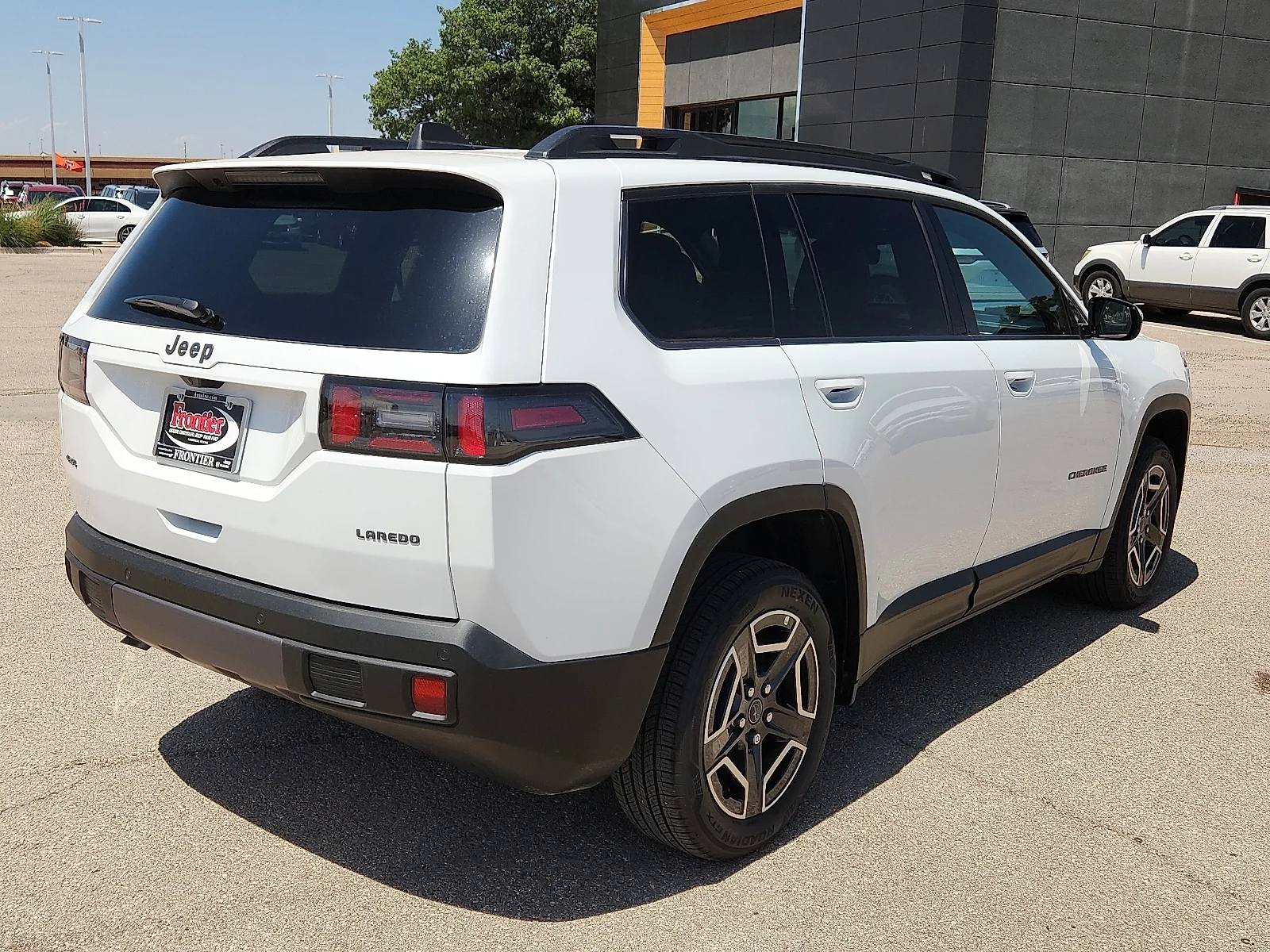 New 2026 Bright White Clear-Coat  Paint Jeep LAREDO 4X4 image 4