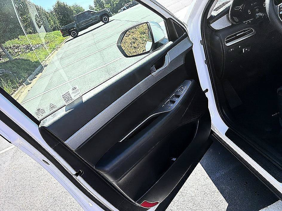 Used 2025 Hyper White Hyundai SE image 10