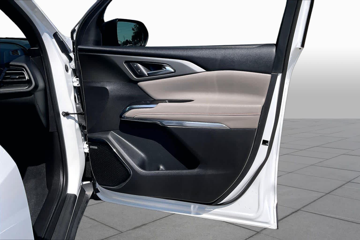 Used 2025 Summit White Chevrolet LT image 23