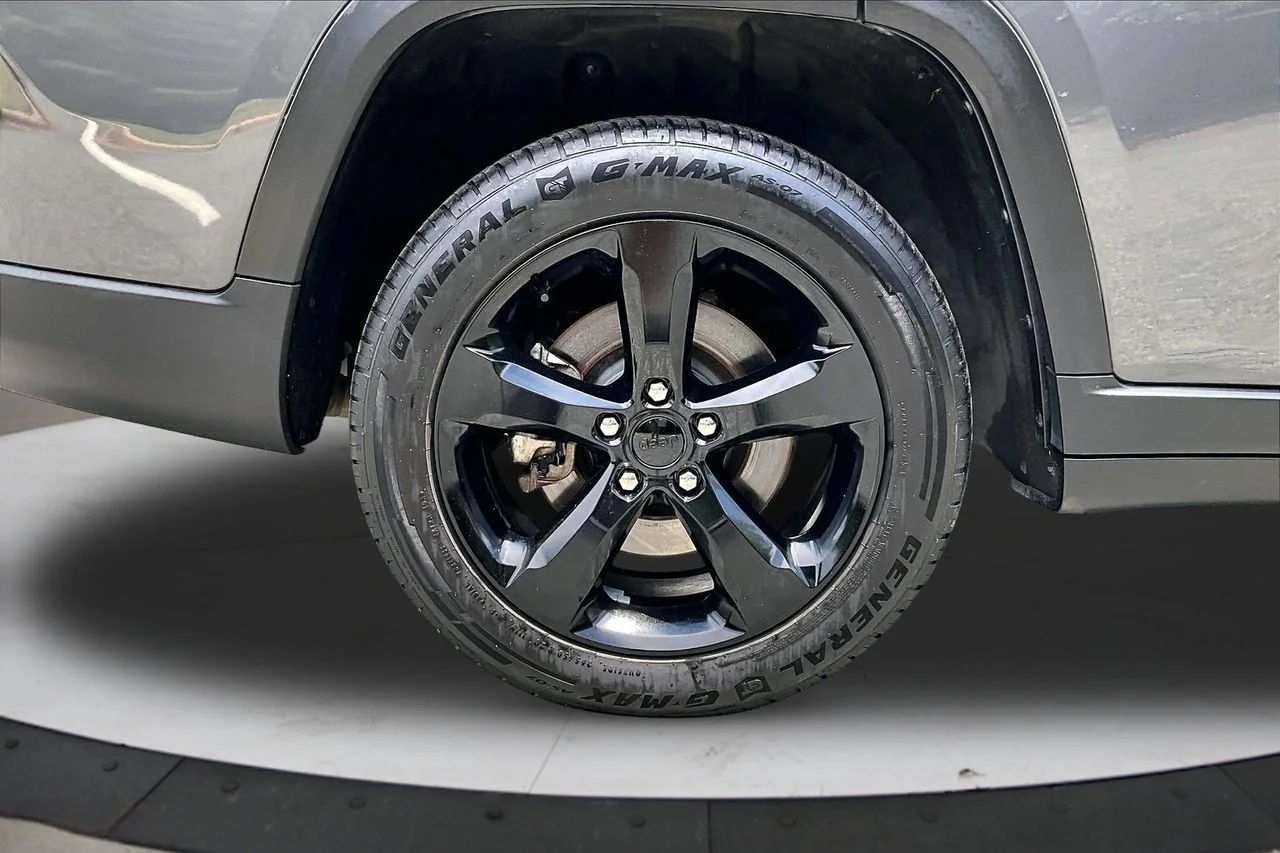 Used 2023 Gray Jeep Altitude image 35