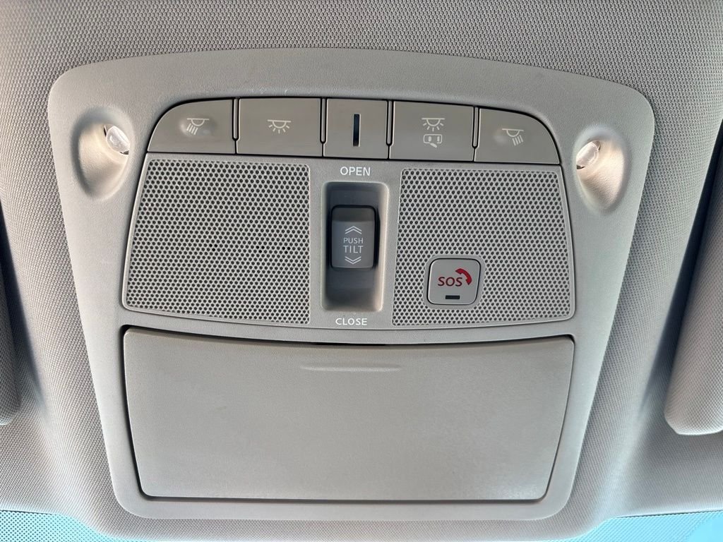 Used 2016 Bordeaux Nissan Platinum image 29
